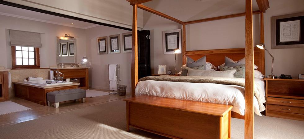 Golf Rundreise Südafrika – Golfen bei den BIG FIVE: This 81m2 premier suite lounge suite is furnished in a luxurious modern style